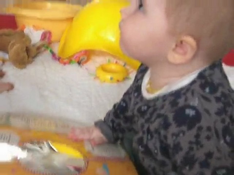 Anaïs fait des bisous à son reflet et applaudit