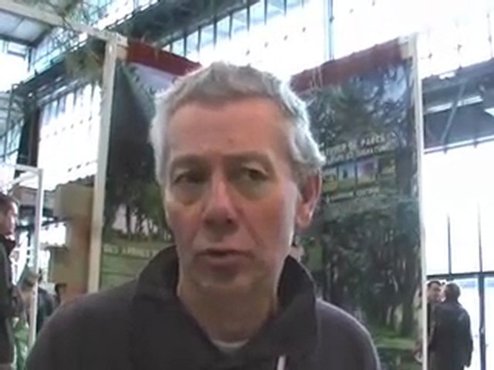 Au salon Bâtir écologique, le responsable du stand Gers