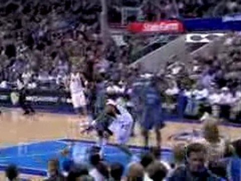 NBA Jason Kidd finds Shawn Marion with a nice pass and he fi