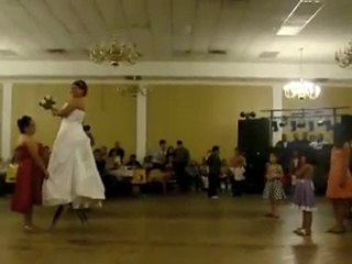 La femme de Régis rattrape le bouquet de la mariée