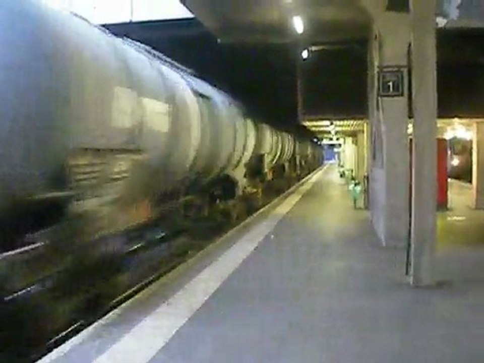 Passage d'un train citerne tiré par BB27000