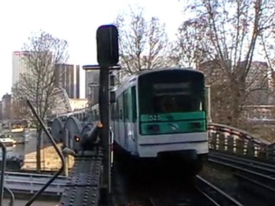 MF67 : Croisement à la station Gare d'Austerlit...