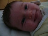Héloïse, 1 mois pile, tentative de capture de sourires!