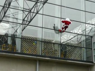 le papa Noël joue les spiderman