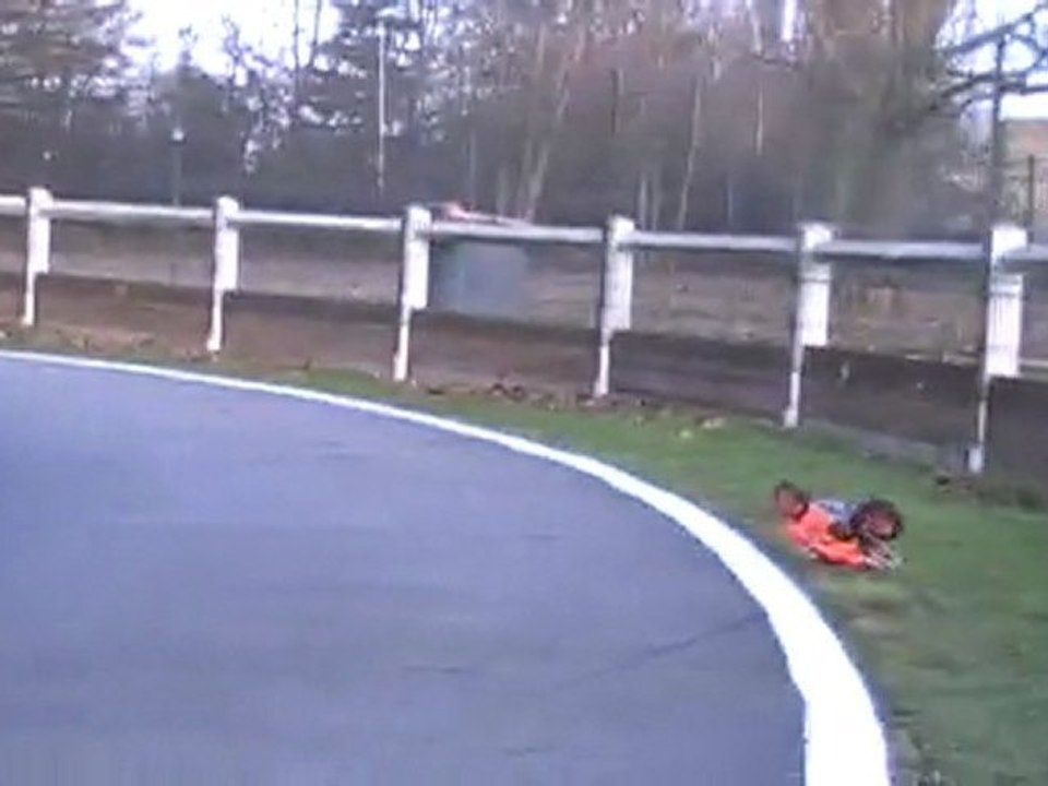 quand on film de la rc sur circuit ne pas ce mettre......