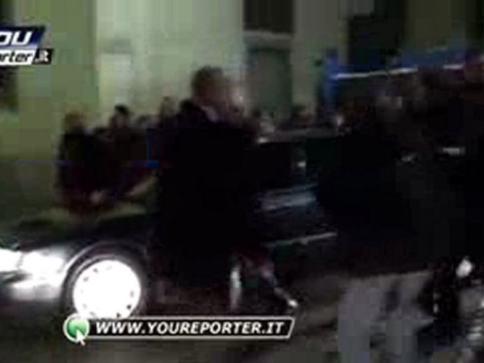 Limuzyna z Berlusconim odjeźdza do szpitala (Exclusive)