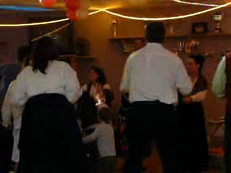 Alyssa se déchaine sur la piste de danse lol