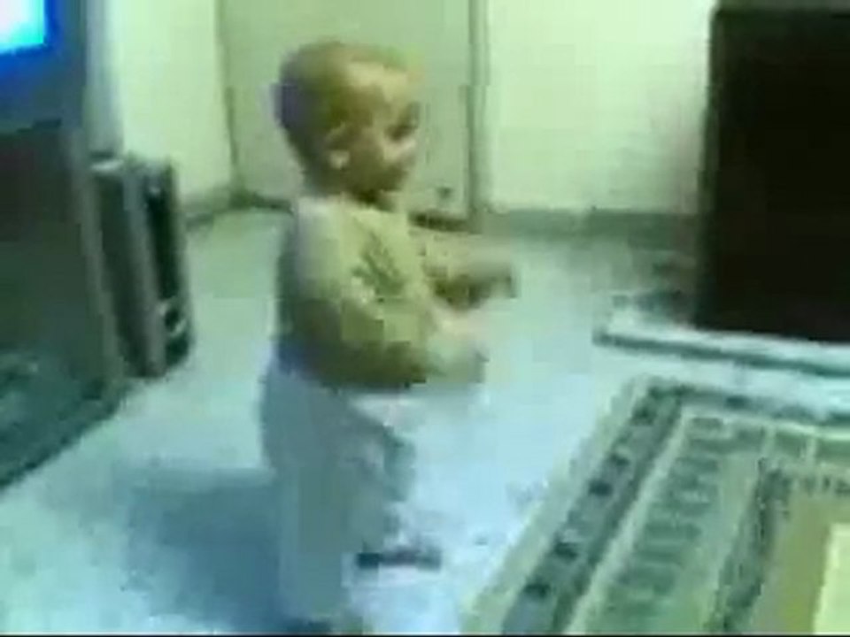 Ankara oyun havası oynayan çocuk Ömer / OzgunBakis.Com