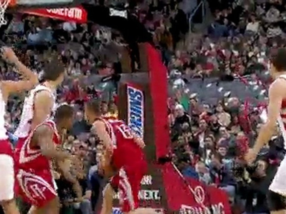 NBA Pops Mensah-Bonsu elevates to deny David Andersen's dunk