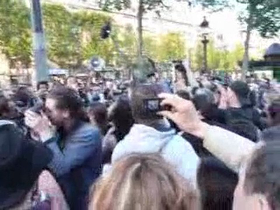 Fouquet`s bis: Alévêque et la chorale des mille colombes