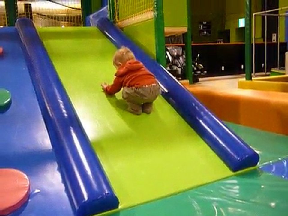 Tim maitrise le toboggan