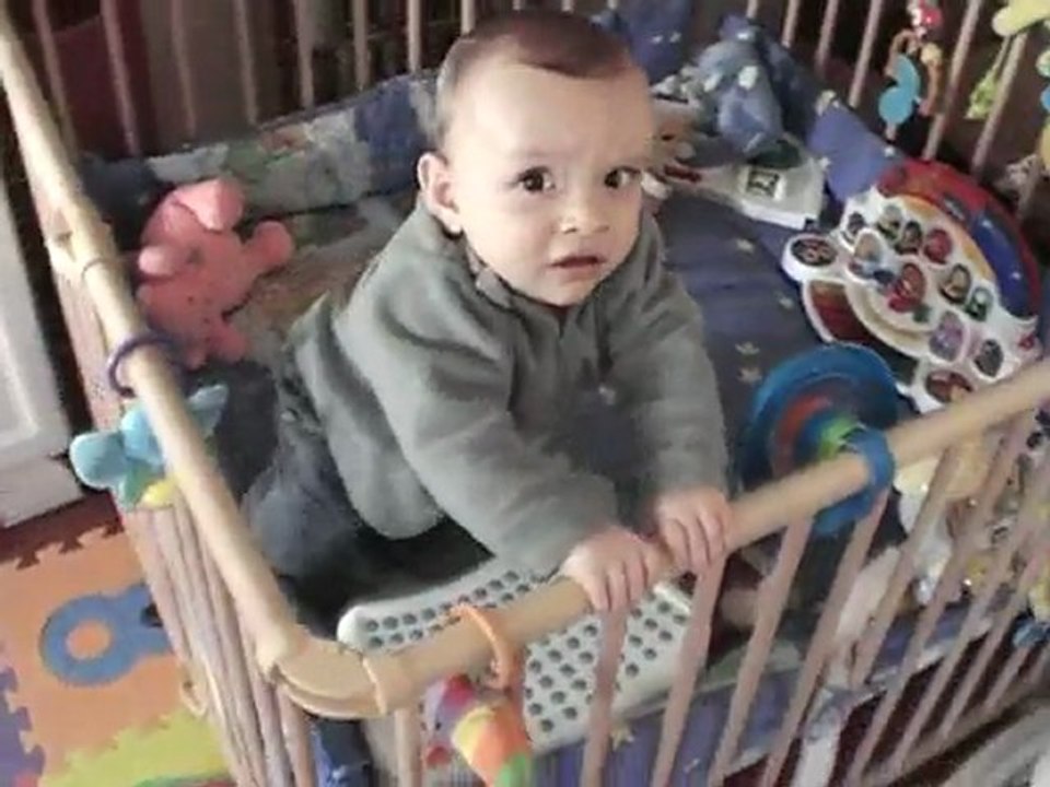 Regarde papa je suis debout !!