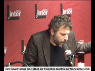 Stéphane Guillon imite Frédéric Mitterrand avec brio