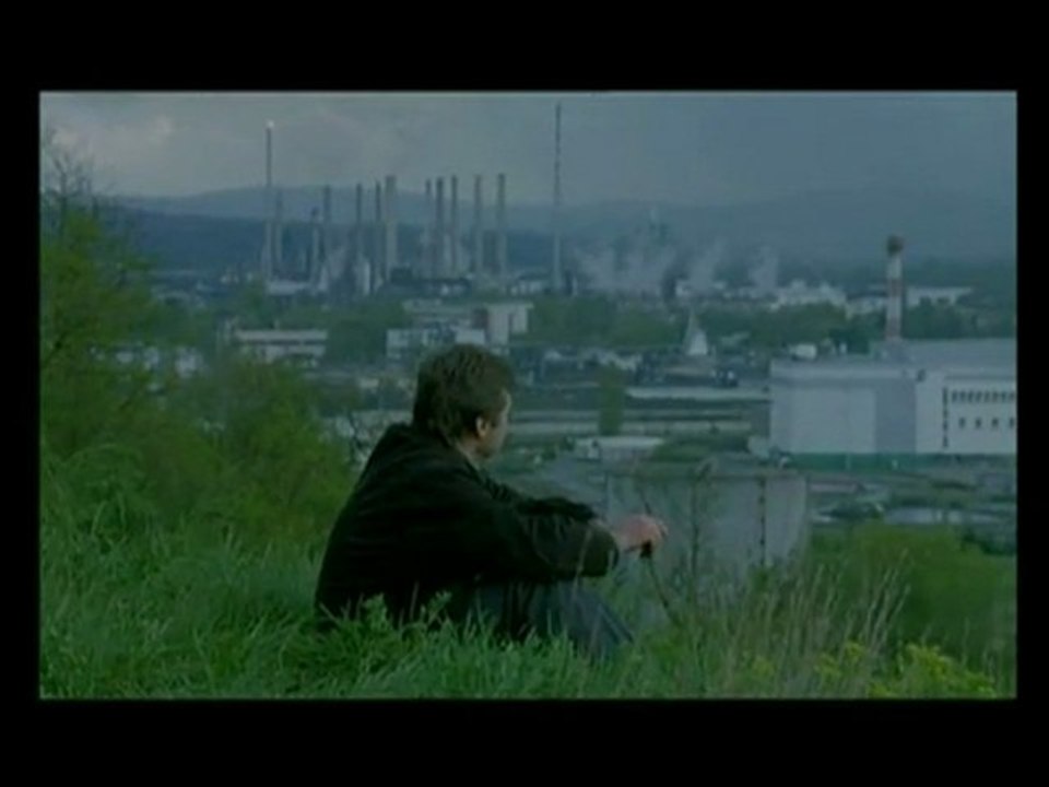 devant l'usine, à gauche