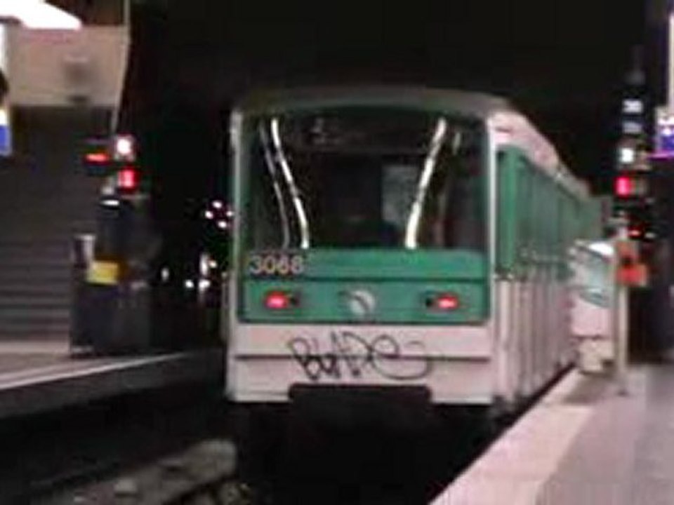 MF67 : Manoeuvre à la station Gallieni sur la ligne 3 du métro parisien