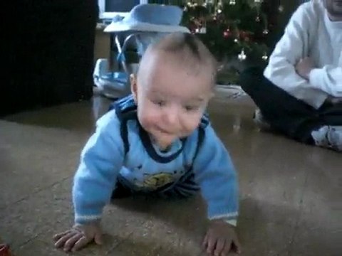 mathéo commence le 4 pattes