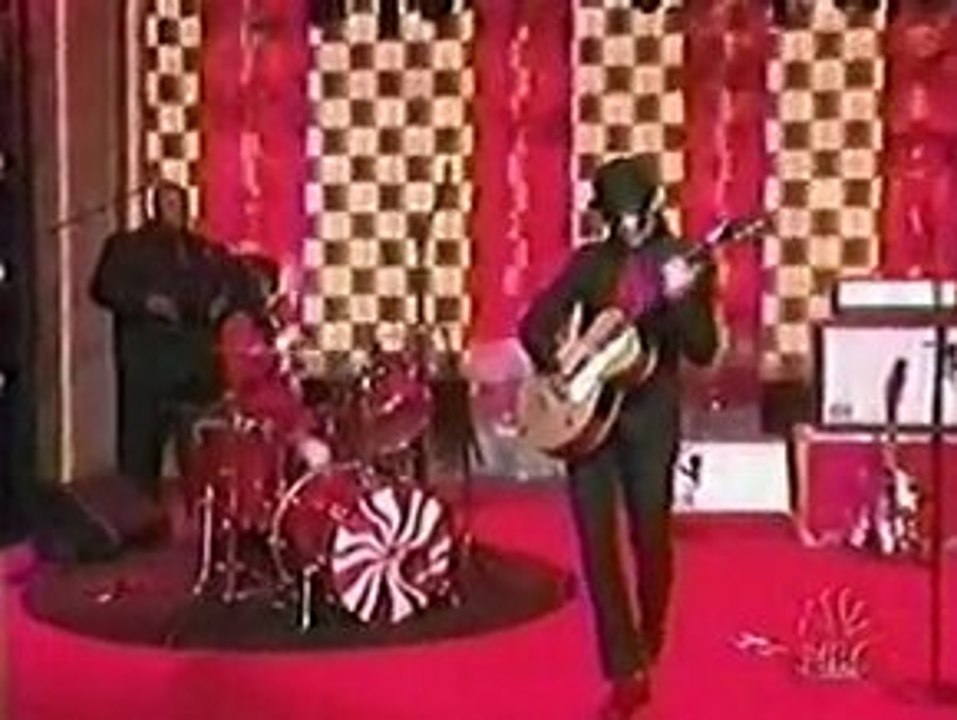 The White Stripes - Seven Nation Army - (live on Conan)
