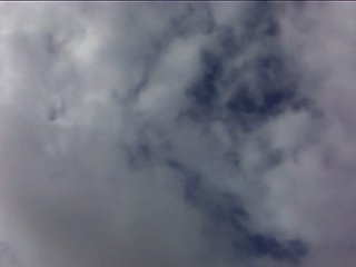 chmury płyną, na morzu sztorm