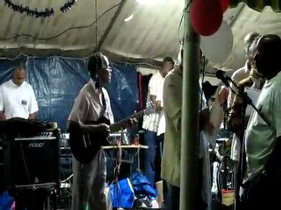 musique groupe swing fort en live, chanté noel