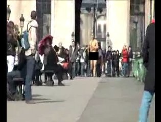 Le perchiste Romain Mesnil nu dans Paris