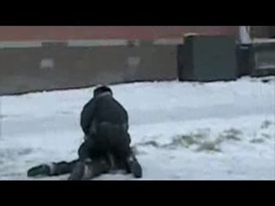 Arrestation musclée dans une bataille de boule de  neige