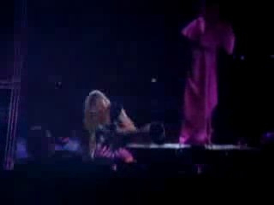 Madonna chute lors d'un concert à Rio