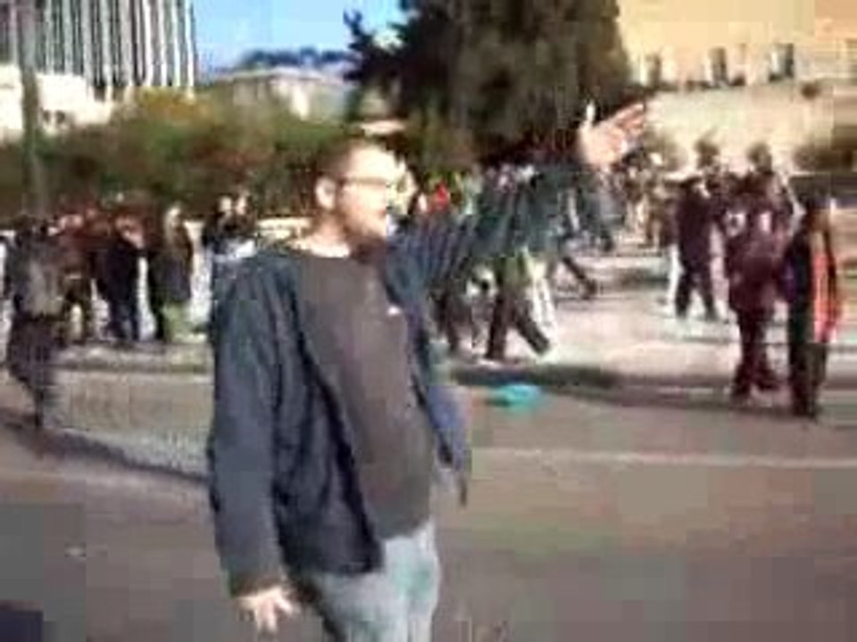 Violences en Grèce : les images des affrontements  en prem