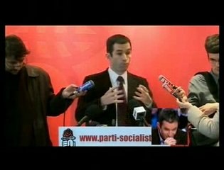 Doigt d'honneur discret de Benoît Hamon à Yann Barthes