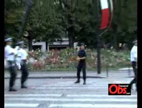 Sur les Champs-Elysées, en attendant le défilé du 14 juill