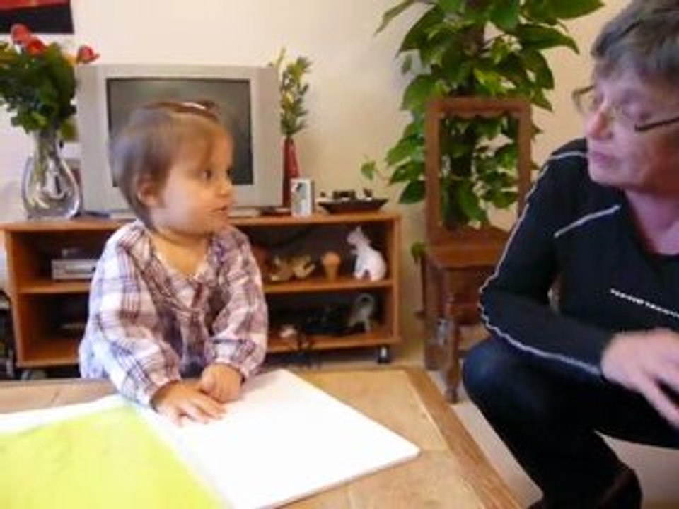 Juline qui parle à mamie