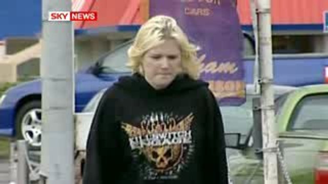 Mostra il seno agli automobilisti