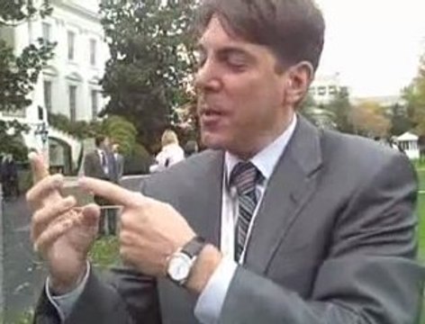 Le chien de Bush mord un journaliste