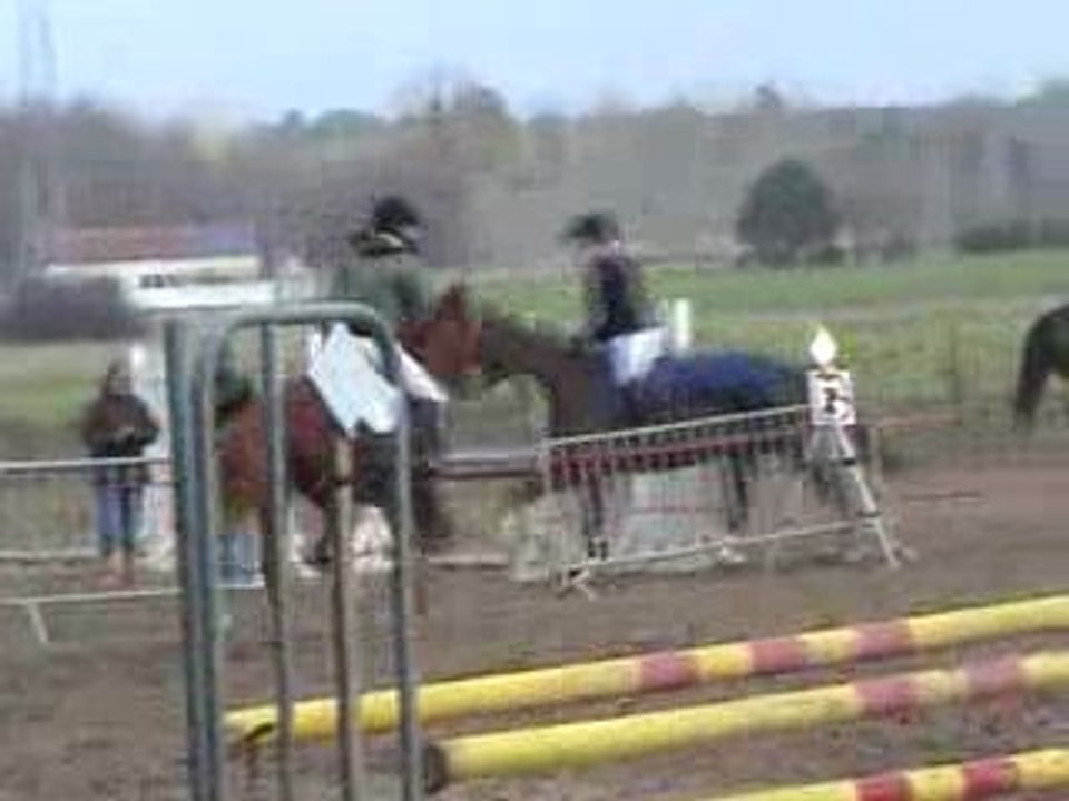 CSO avec le poney... encore une chute.