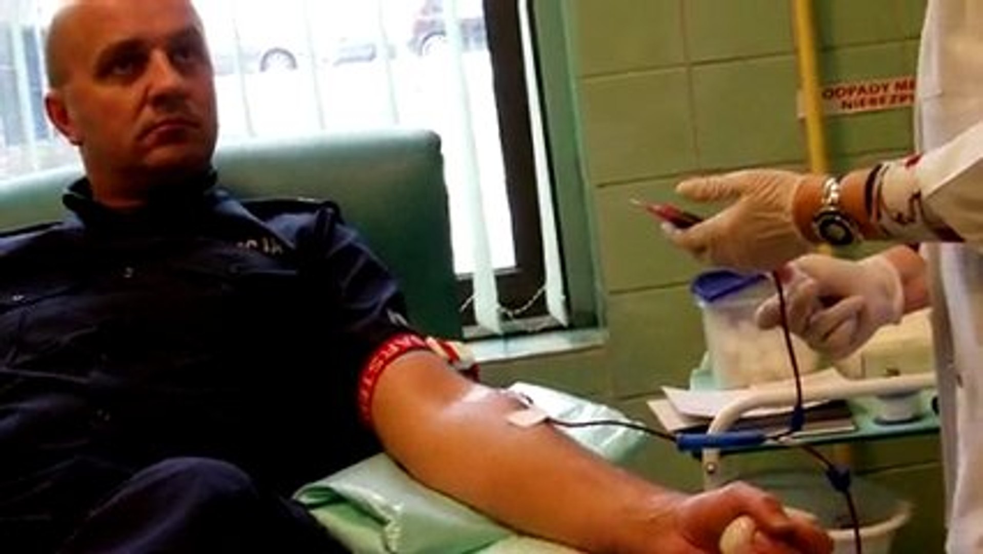 Policjanci oddają krew dzieciom