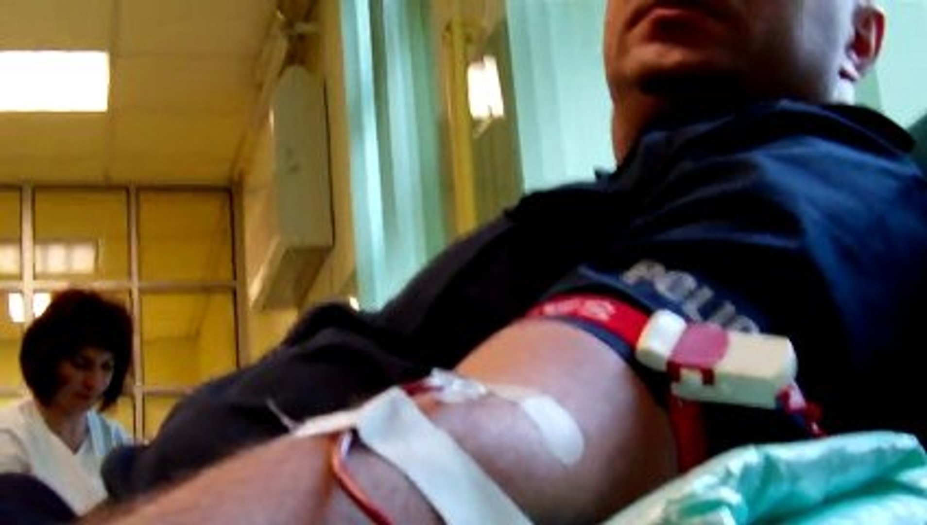 Policjanci oddają krew dzieciom