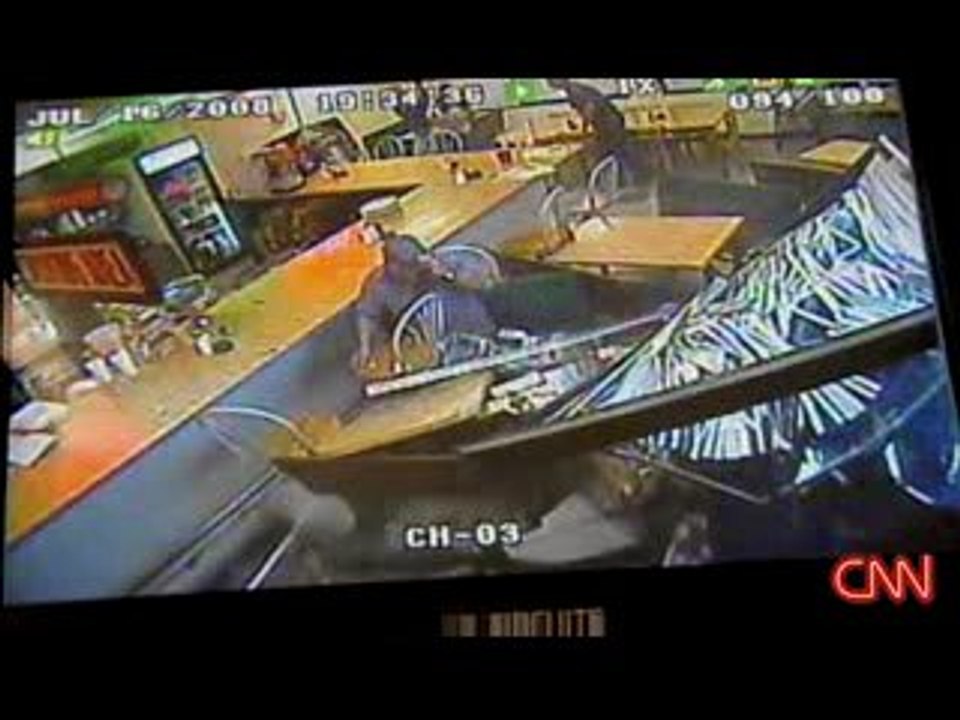 Emporté par une voiture alors qu`il buvait son café