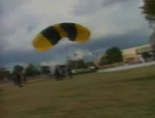 Video herunterladen: George Bush senior fait du parachute