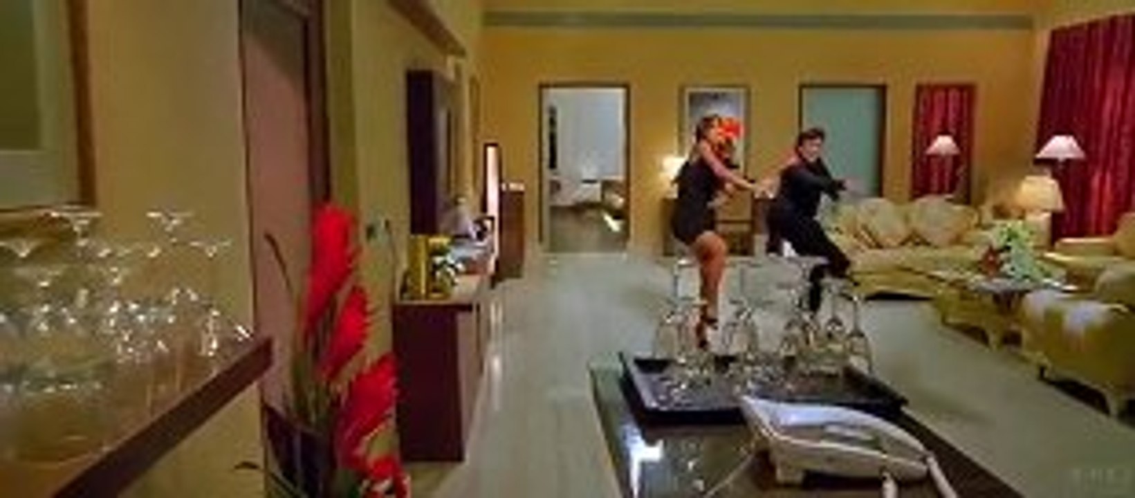Do Knot Disturb - Zulfaen Khol Khal Ke - Govinda -Lara Dutta
