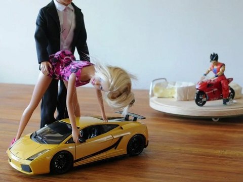 VIDEO Moto VS Auto : la revanche du petit motard qui pue !