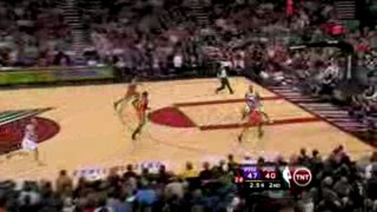 NBA Amar'e Stoudemire grabs the loose ball, hits Grant Hill