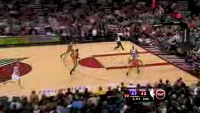 NBA Amar'e Stoudemire grabs the loose ball, hits Grant Hill