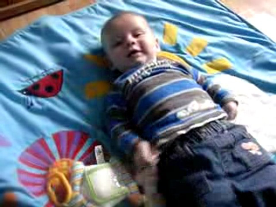 Mon pti loulou avec son tapis d'éveil de grande cousine mili