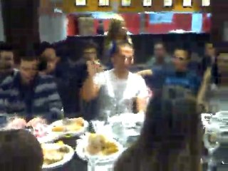 Arturo cantando reggae en el wok