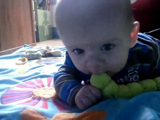 Loïc qui mange la chenille du tapis de cousine milie !