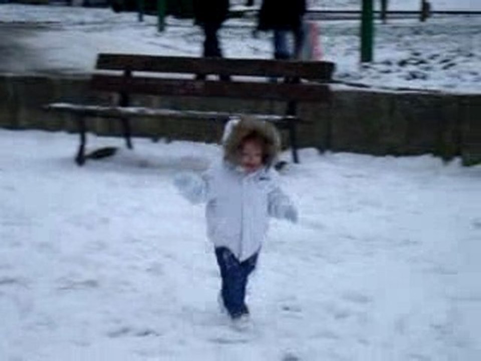 Fanny qui marche pour la première fois dans la neige