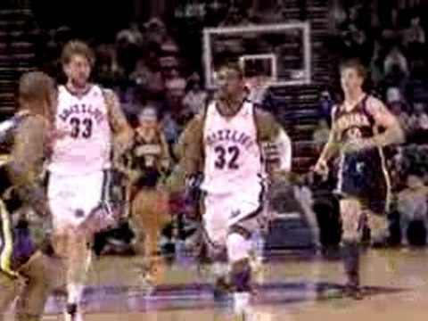 NBA Rudy Gay makes a beautiful no-look pass to Marc Gasol.