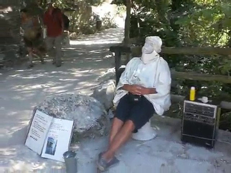 Thierry La Statue a Fontaine de Vaucluse 18-08-2009