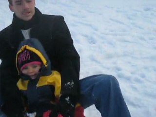 Loane fait de la luge avec Papa