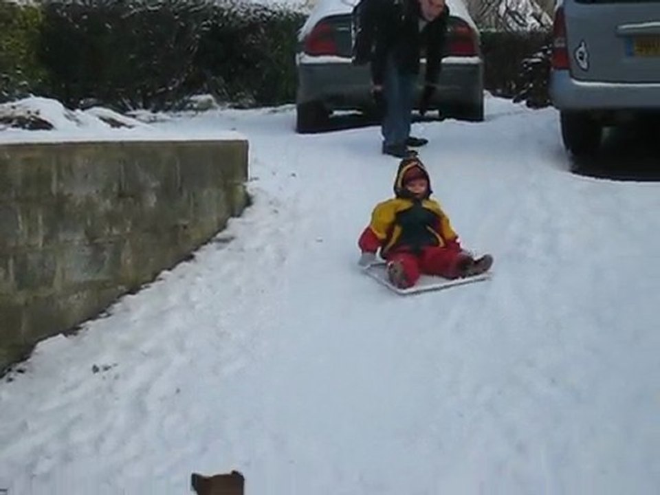 Loane fait de la luge toute seule !