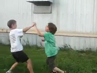 Zwei kids fighting